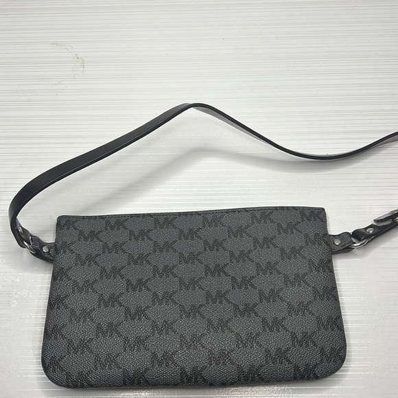 Micheal Kors MK Fanny Pack 🖤 - Picture 3 of 6